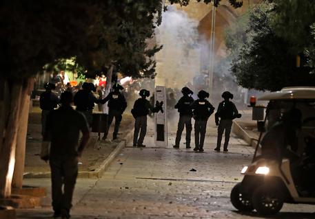 Attentato a Gerusalemme, almeno 2 morti e 4 feriti, “Un gesto eroico”