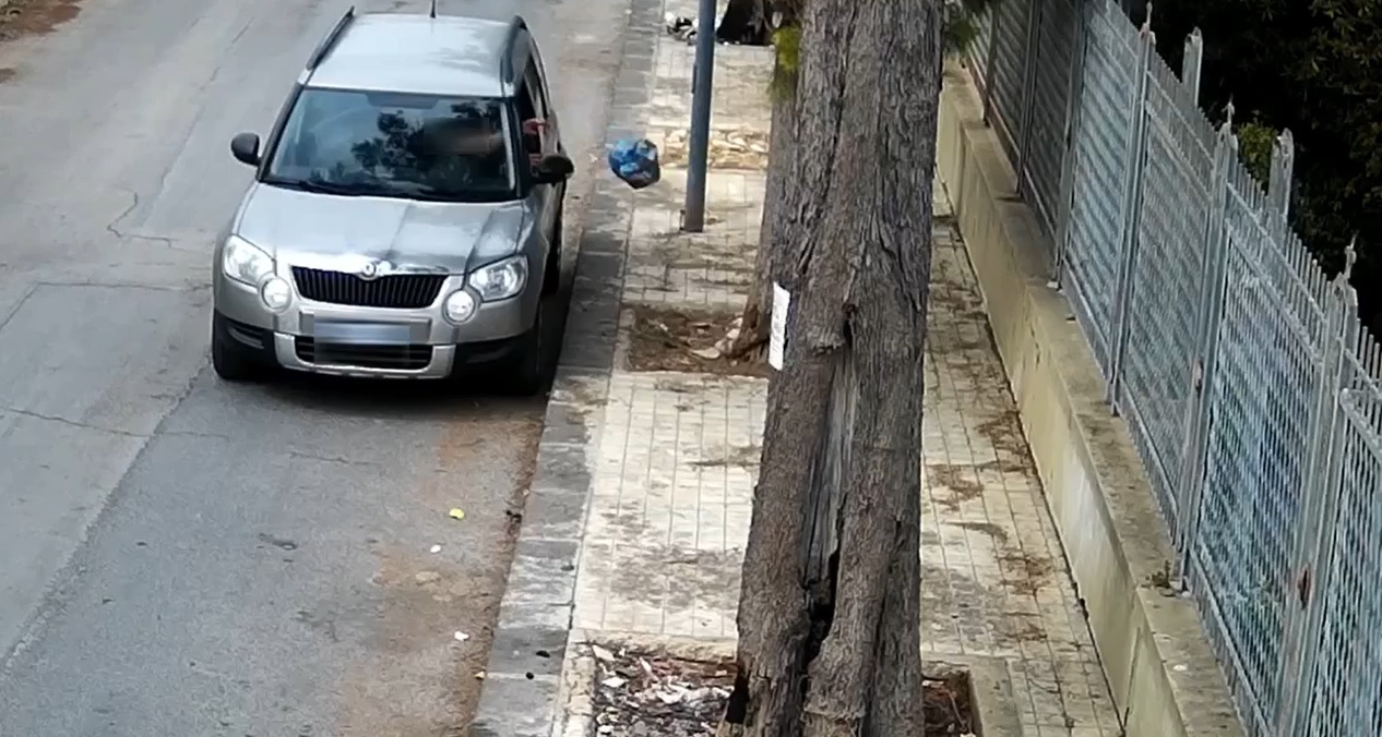 Codice della strada, multa 866 euro se si lanciano rifiuti dal finestrino