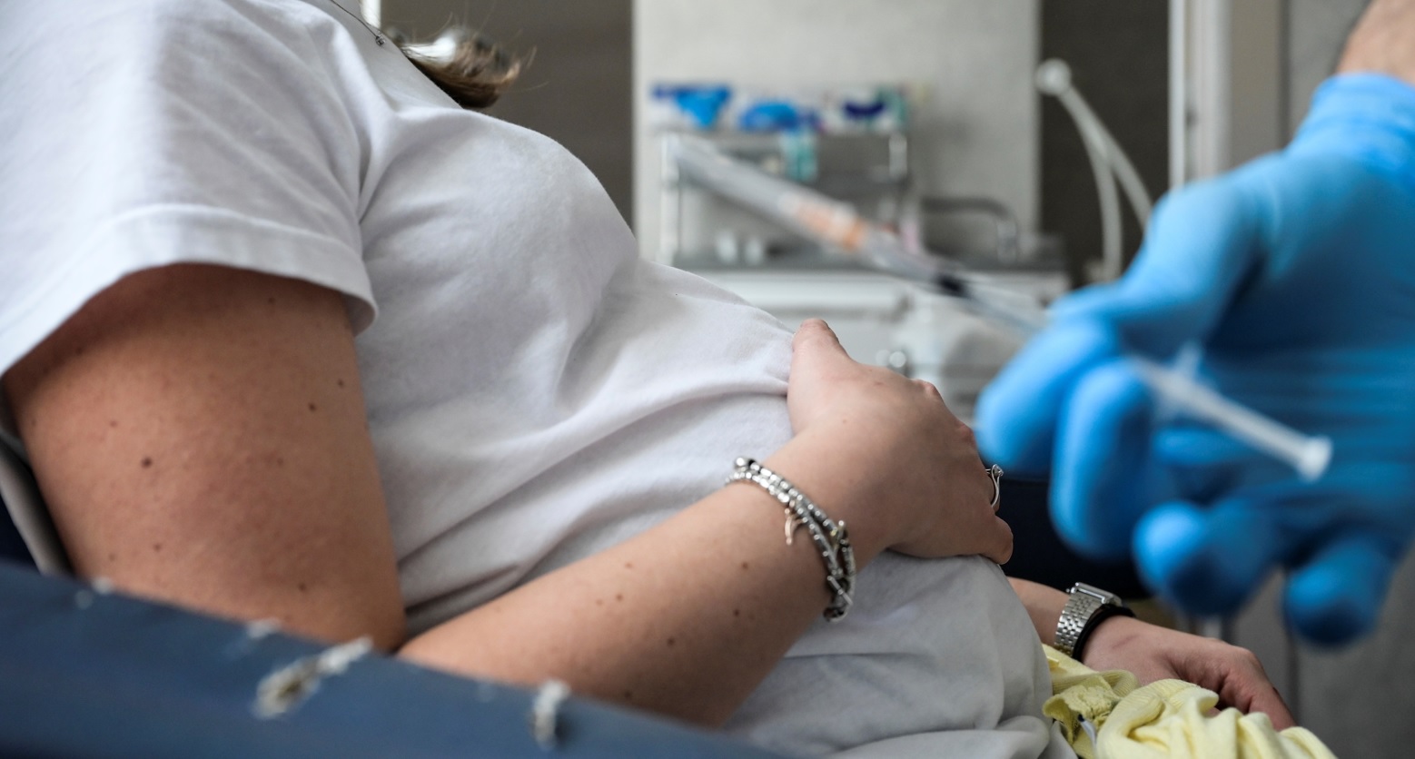 Covid, mamma positiva incinta di due gemelli muore dopo il parto, era No Vax