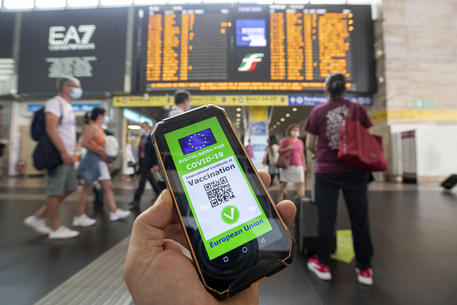 Covid, stretta anti-contagi in stazioni, treni e autobus