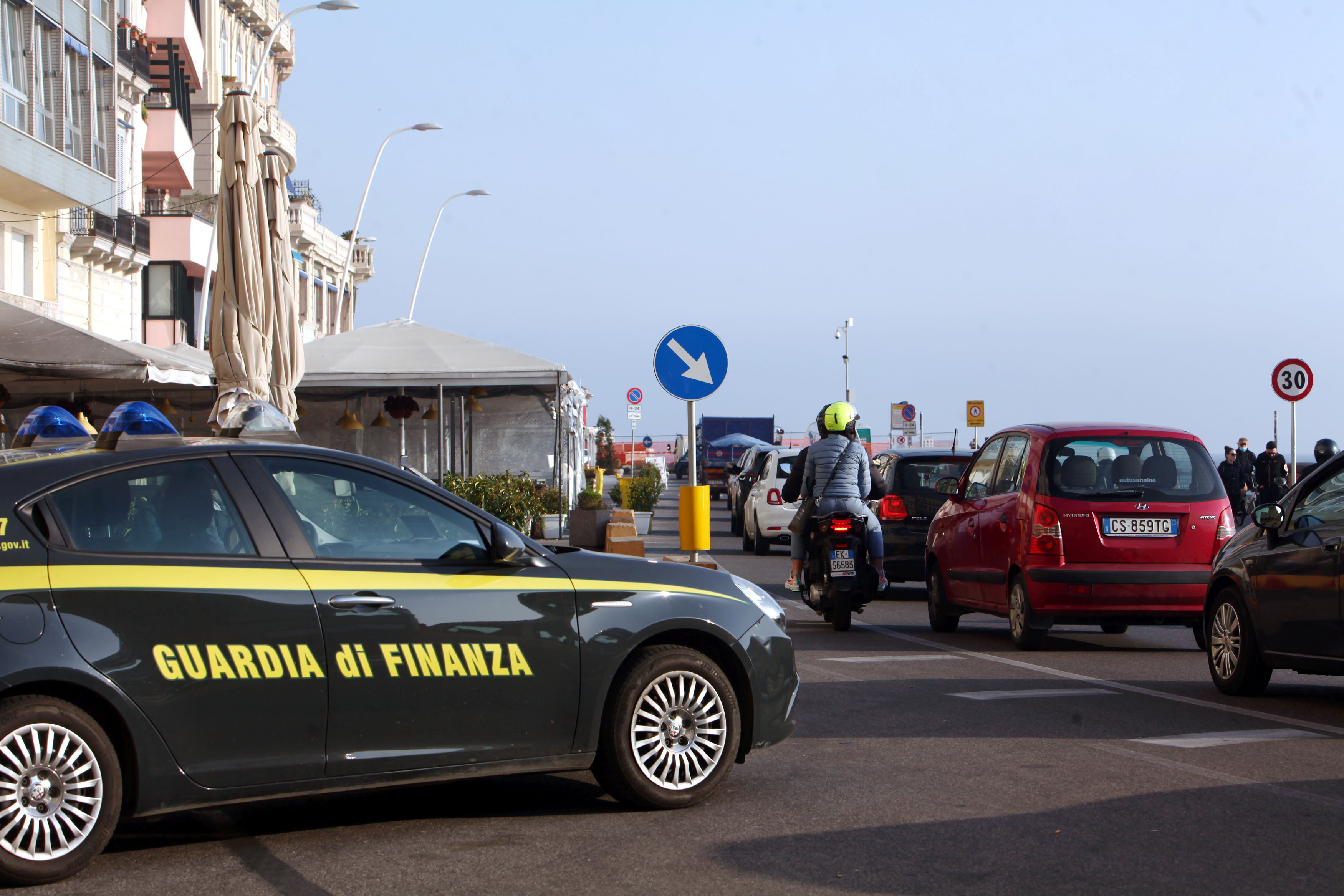 Disservizi nelle sepolture a Palermo, cittadini chiamano la Guardia di Finanza