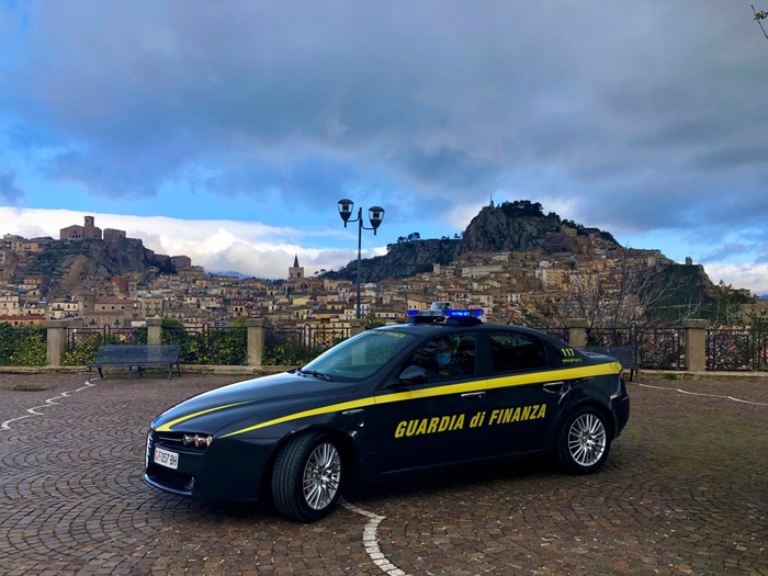 Covid, smartphone “traditori”, 107 multe a Nicosia