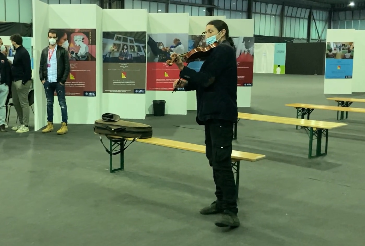 Palermo, violinista Lunetta in fila per vaccino, l’omaggio musicale ai medici