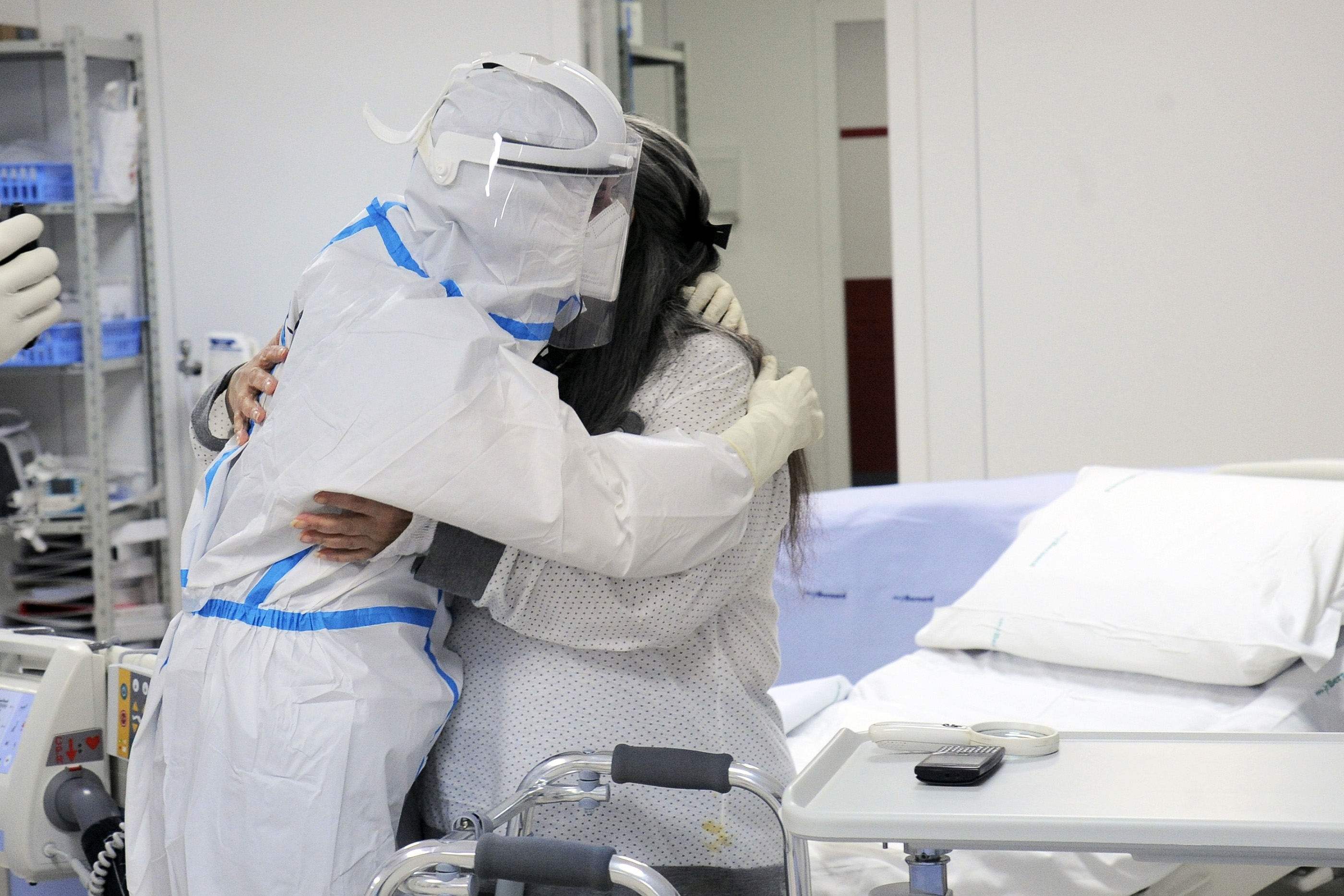 Covid, tornano le visite a parenti ricoverati in ospedale, le regole da seguire