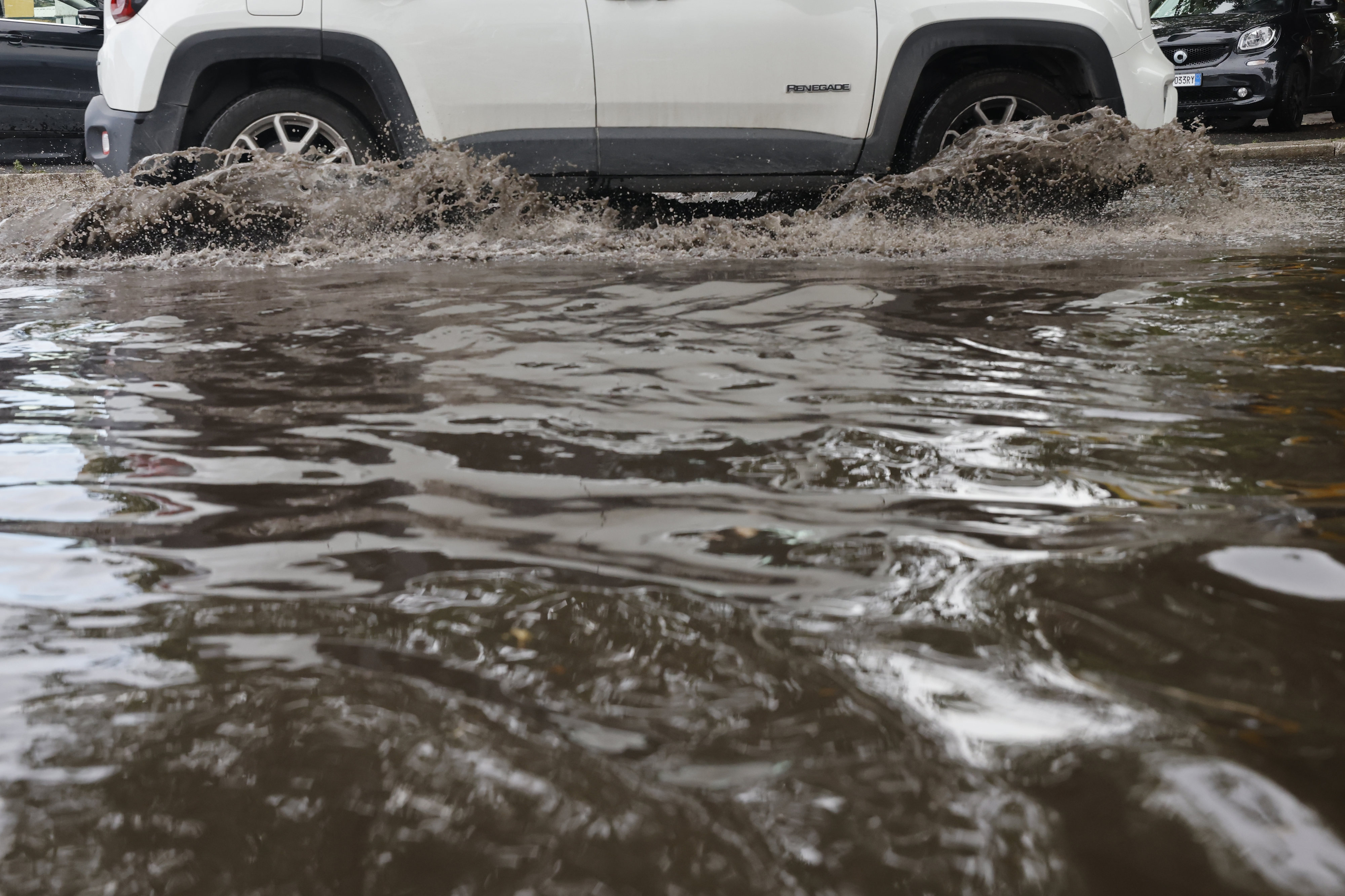 A Palermo grossi disagi per il maltempo, allagamenti e auto in panne