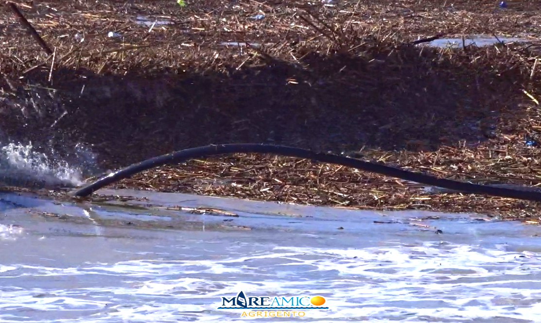 Agrigento, plastica in mare dopo la piena del fiume Naro