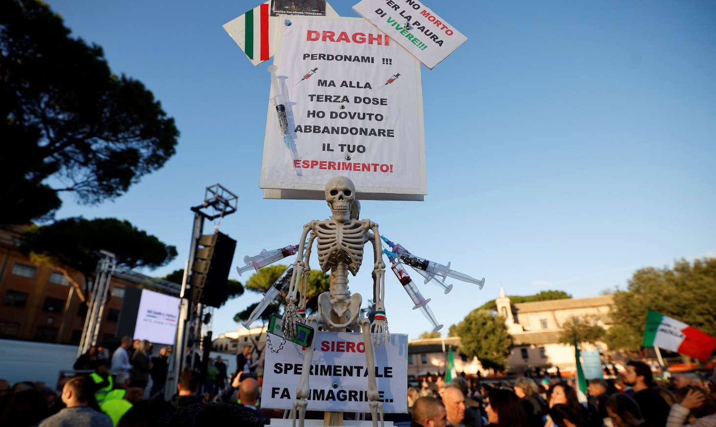 Covid, no vax e no green pass sul web, sono sempre di meno