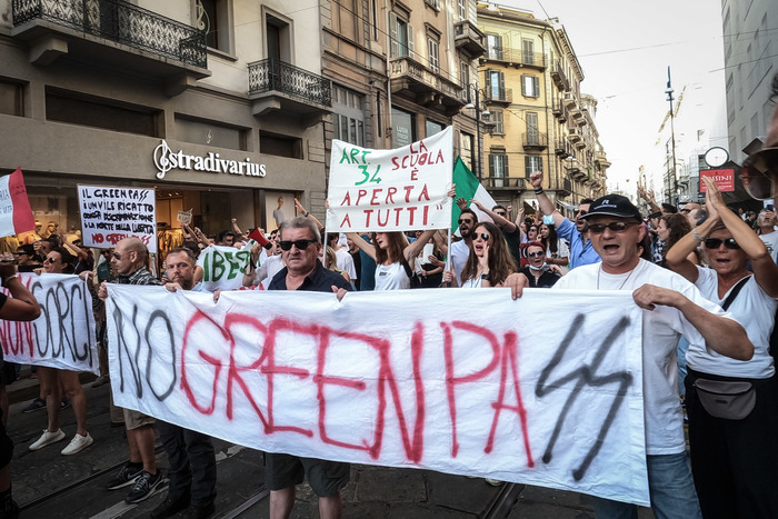 Super Green pass spinta per i vaccini, oggi cortei no vax