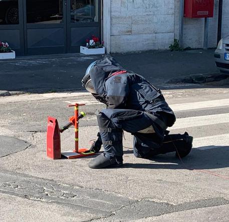 Allarme pacco bomba, traffico in tilt e strade bloccate