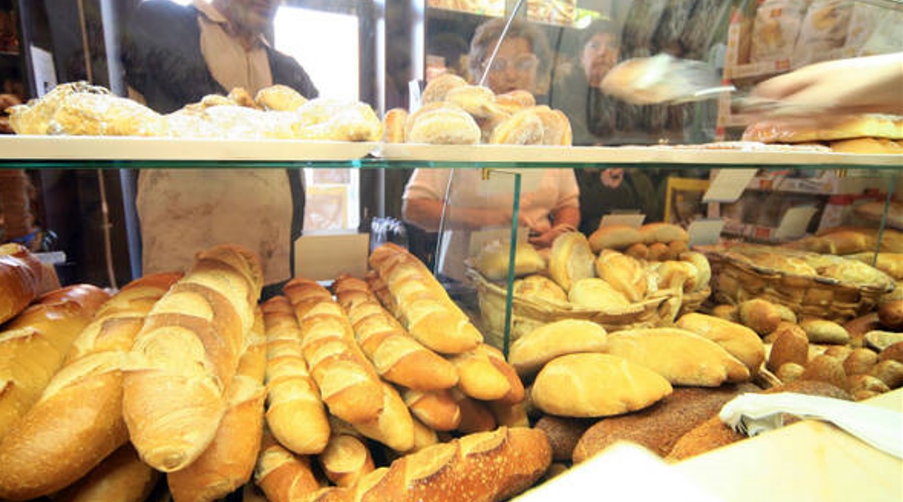 Rincari alimentari, nel 2022 +100 euro a famiglia per pane e pasta: la classifica degli aumenti