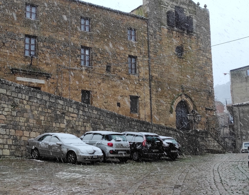 Centro vaccinale Madonie non idoneo, freddo e disagi per gli utenti