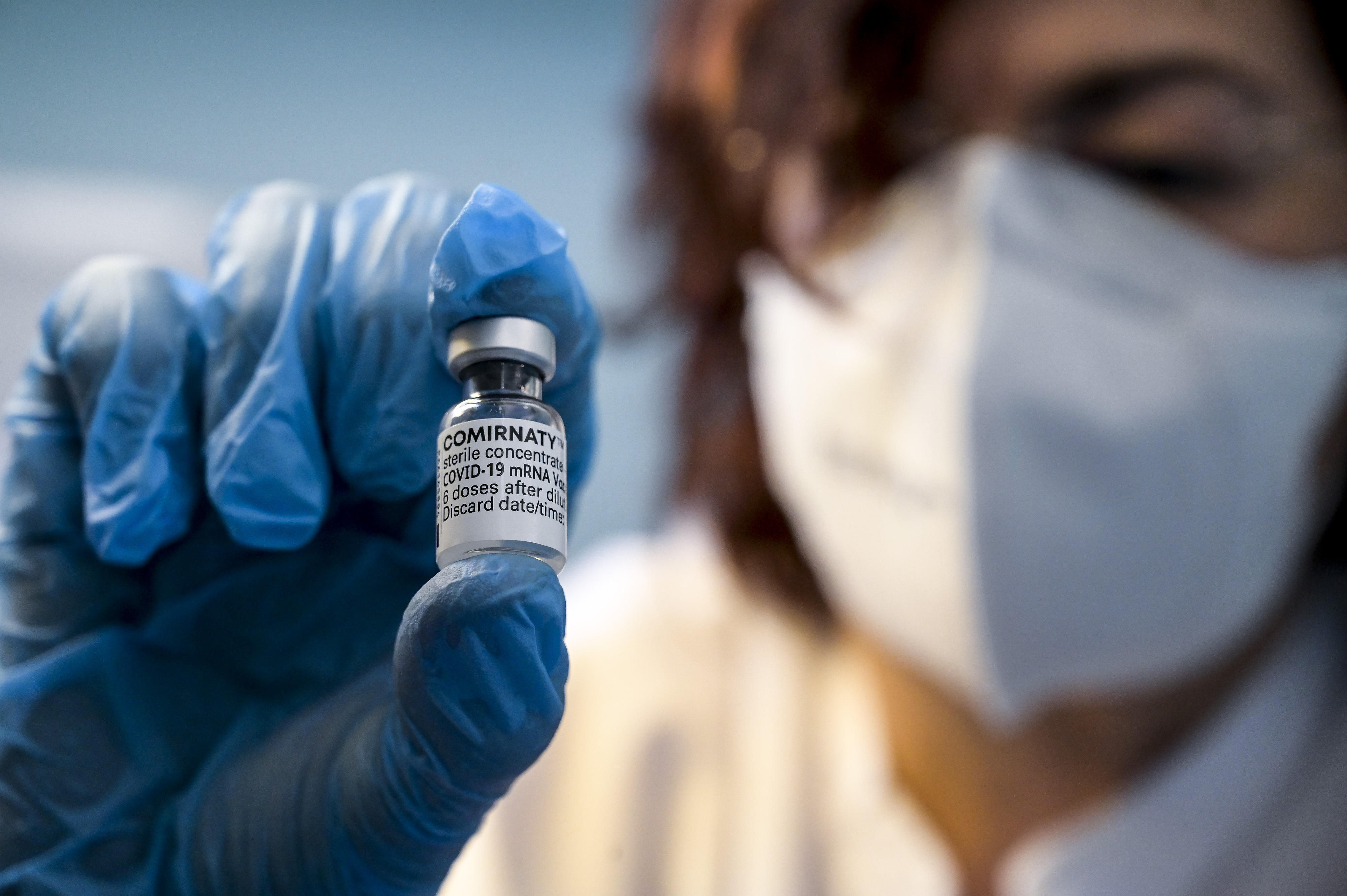 Covid, Crisanti: “Insistere su quarte e quinte dosi. Messaggio del Governo non aiuta vaccinazione”