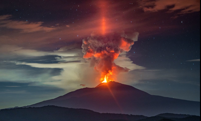 La Nasa premia l’Etna e il suo pilastro di luce per la foto del giorno