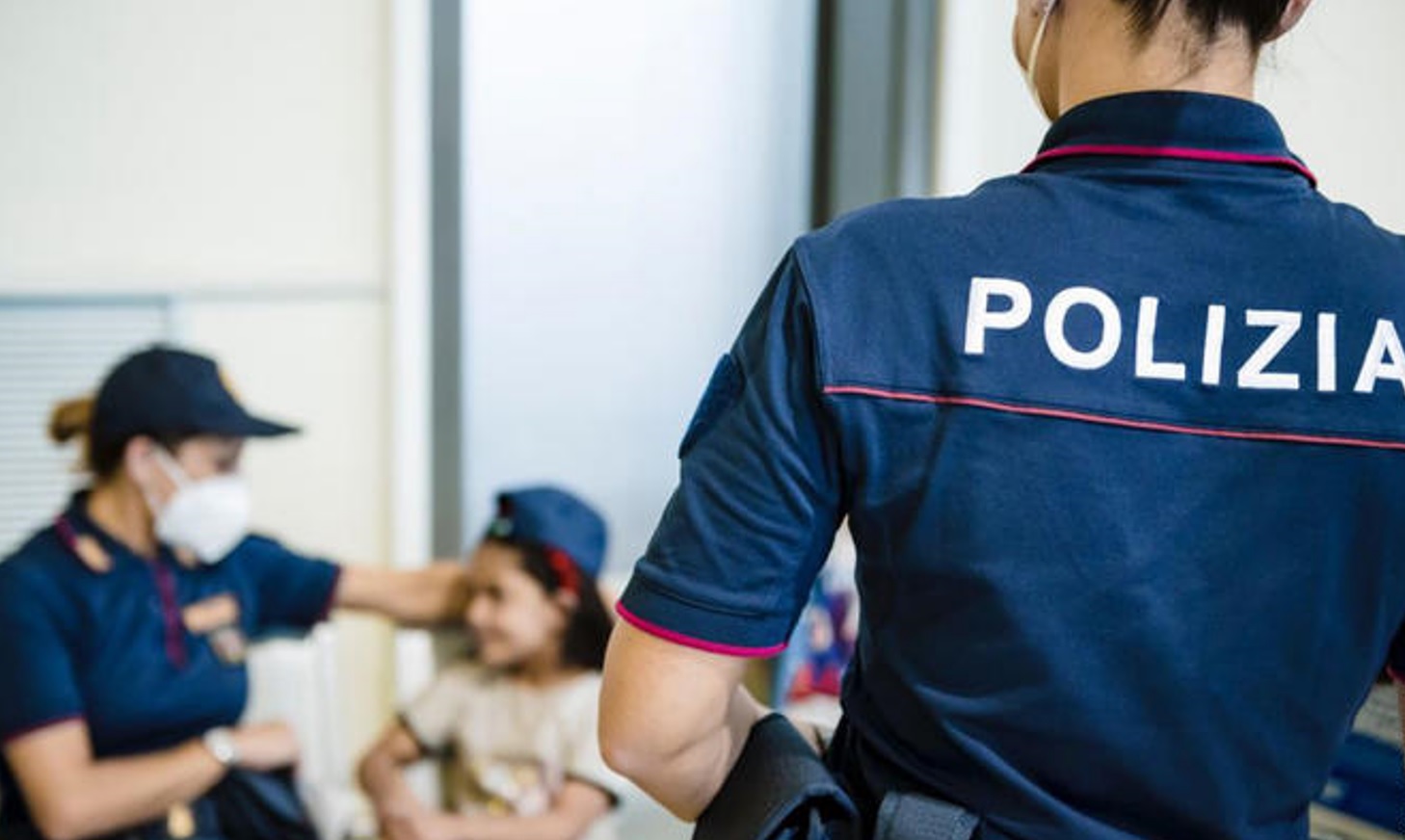 Turista rischia di soffocare in aeroporto, salvato da poliziotto siciliano