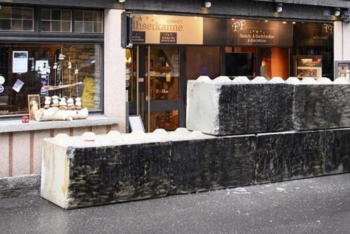 Ristorante No Green pass, polizia blocca ingresso col cemento e arresta i titolari