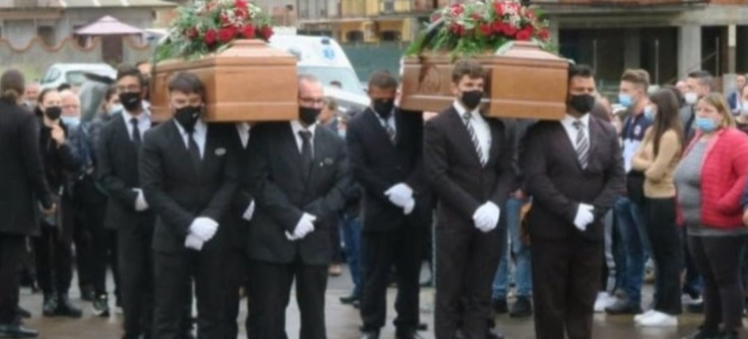 Scordia dice addio ai coniugi travolti e uccisi dal maltempo, i funerali