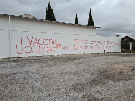 “I vaccini uccidono”, scritte no vax anche sui muri del cimitero
