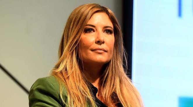 Selvaggia Lucarelli chiede di pagare con la carta, ma la reazione di un tassista di Bari non è delle migliori