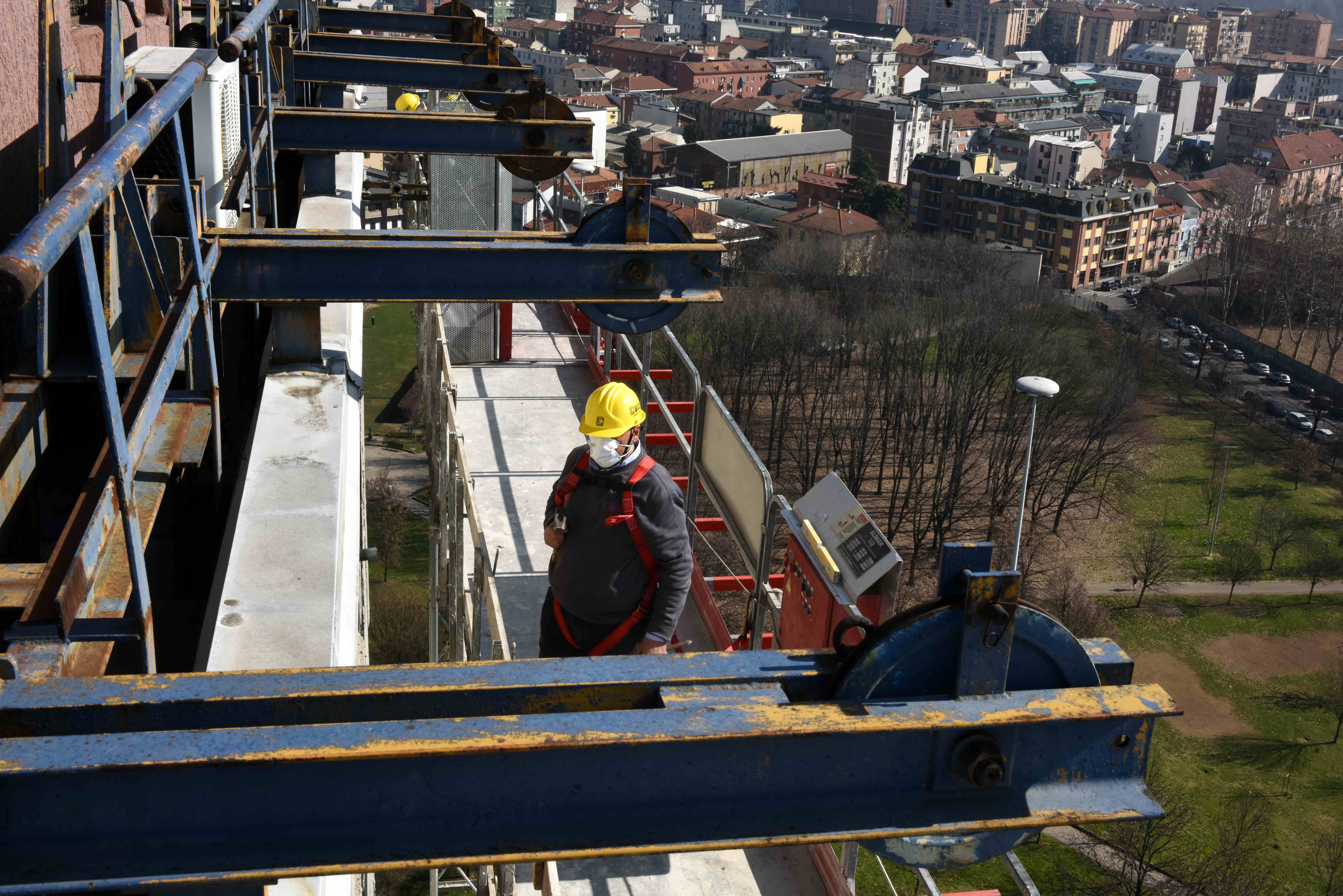 Incidente sul lavoro, operaio muore schiacciato da pannello, terza vittima in poche ore