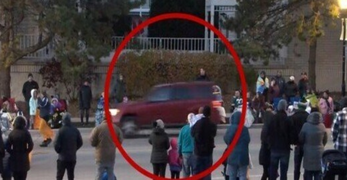 Usa, Suv rosso su parata di Natale, i morti di Waukesha Usa, Suv rosso su parata di Natale, i morti di Waukesha