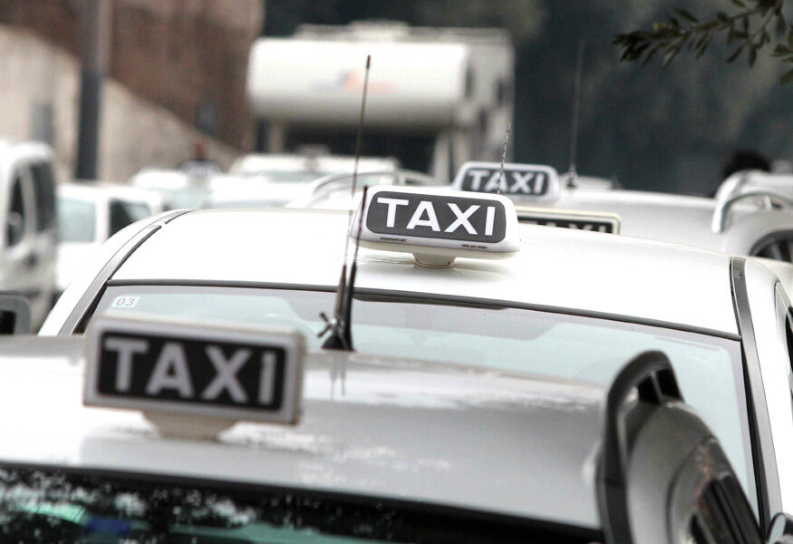 Stretta sui trasporti, da oggi al massimo in due in taxi e ncc