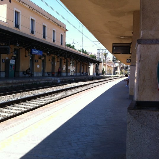 Treni, odissea sulla Agrigento-Palermo, pendolari abbandonati in stazione