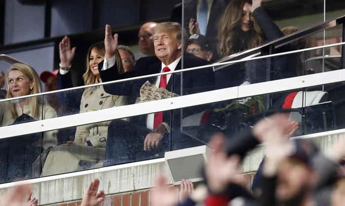 I Trump allo stadio fanno il tomahawk, gesto razzista, è polemica