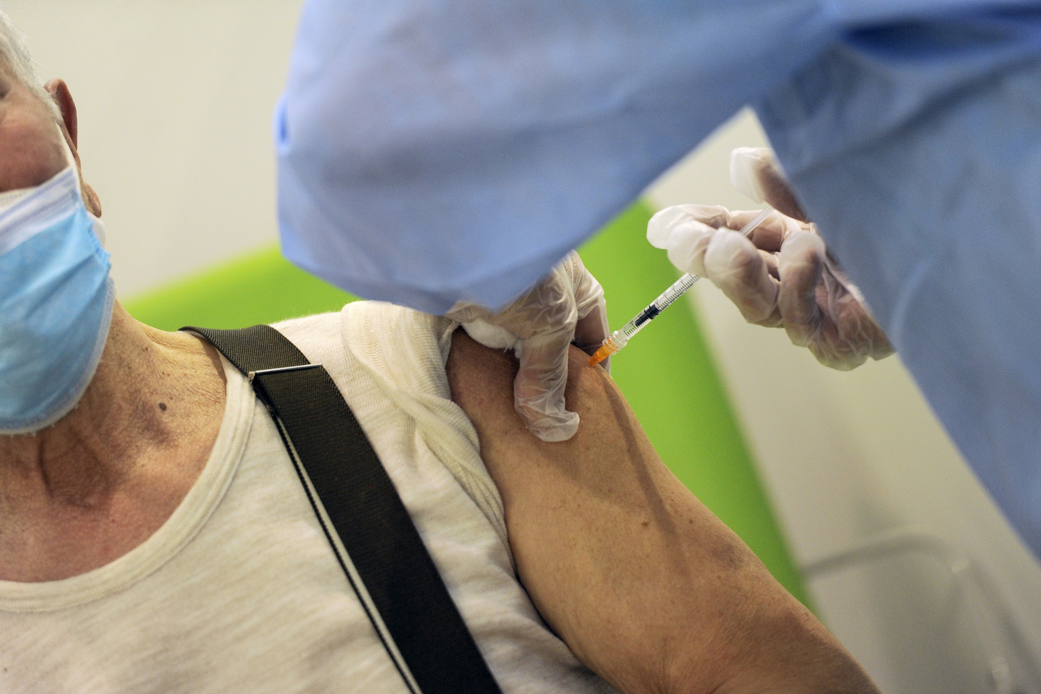 Vaccini in Sicilia, terza dose per over 40 dal 1° dicembre, benefici e controindicazioni