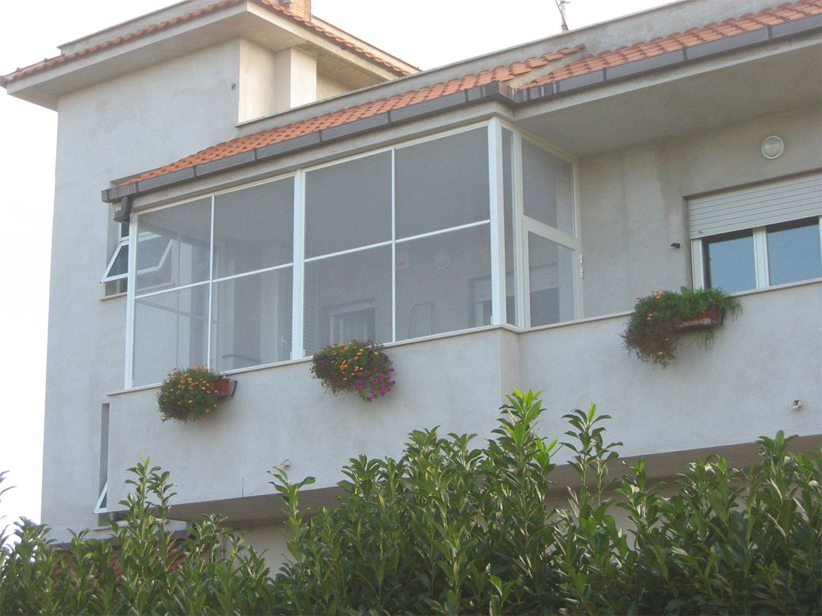 Vetrate su balconi e verande, non occorrono i permessi: le nuove regole