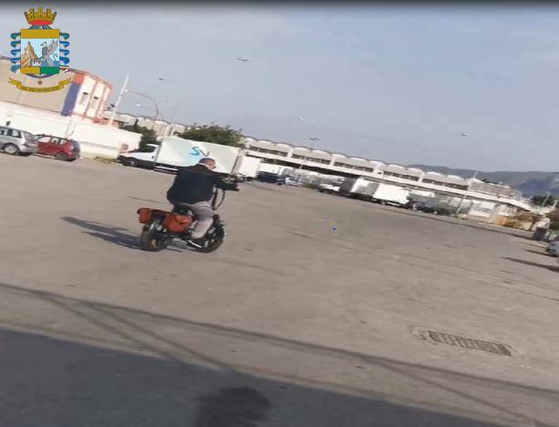 Si fingeva cieco, andava in bici a fare shopping, arresto a Palermo