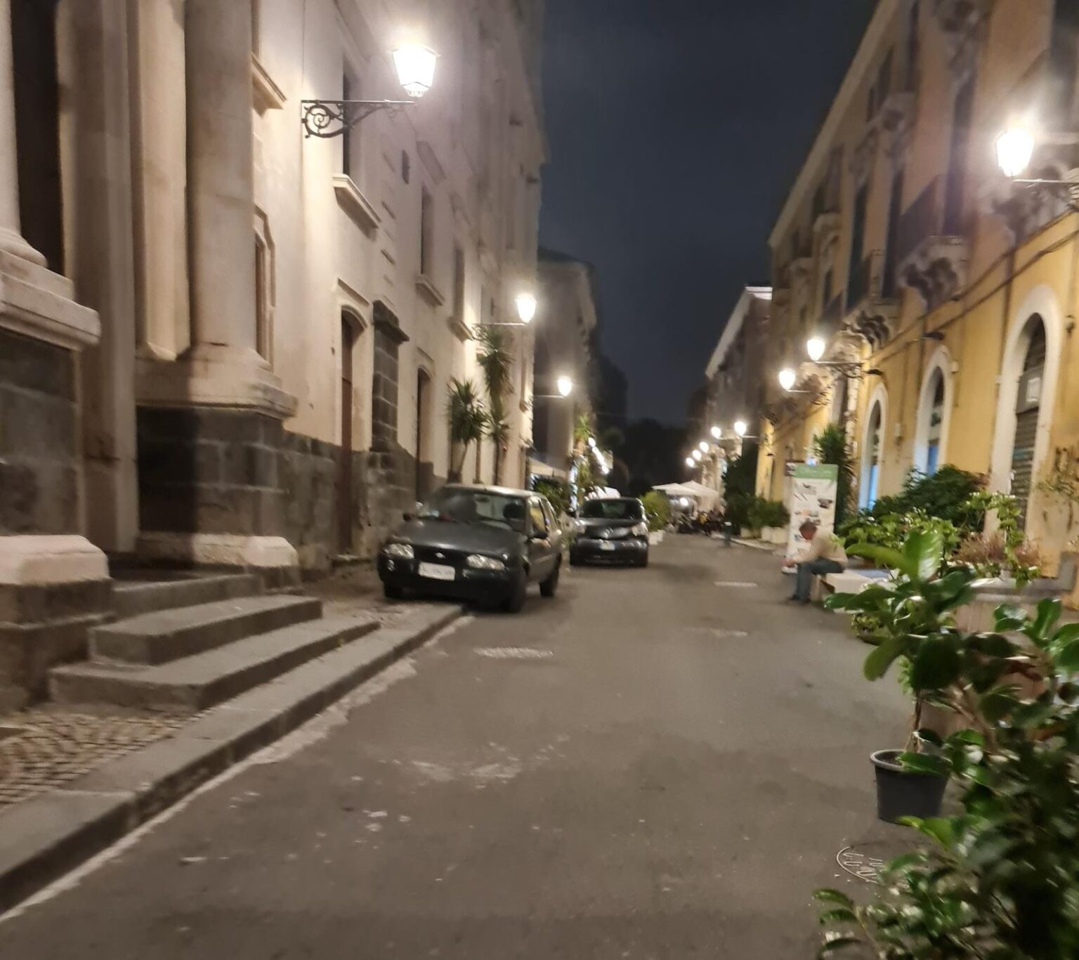 Sosta selvaggia in via Crociferi, patrimonio mondiale dell’inciviltà