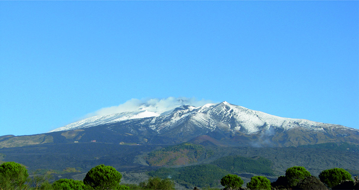 Lui scivola e lei resta bloccata sul ghiaccio, escursionisti salvati sull’Etna
