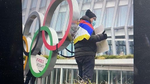 Tibet, due studenti si incatenano ad anelli olimpici
