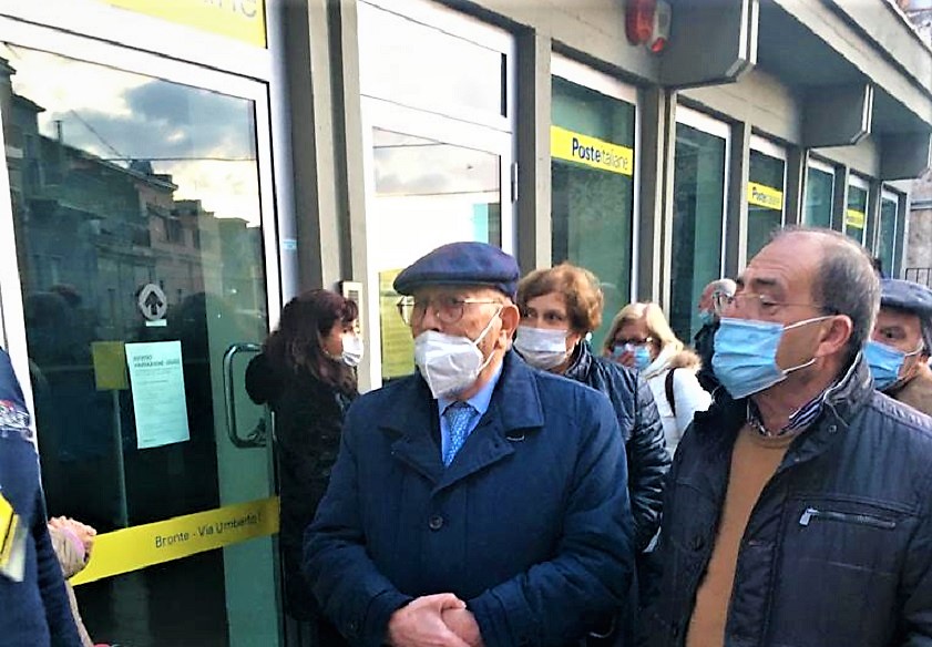 Bronte, troppa fila alle Poste, “Ci rivolgeremo alla magistra”