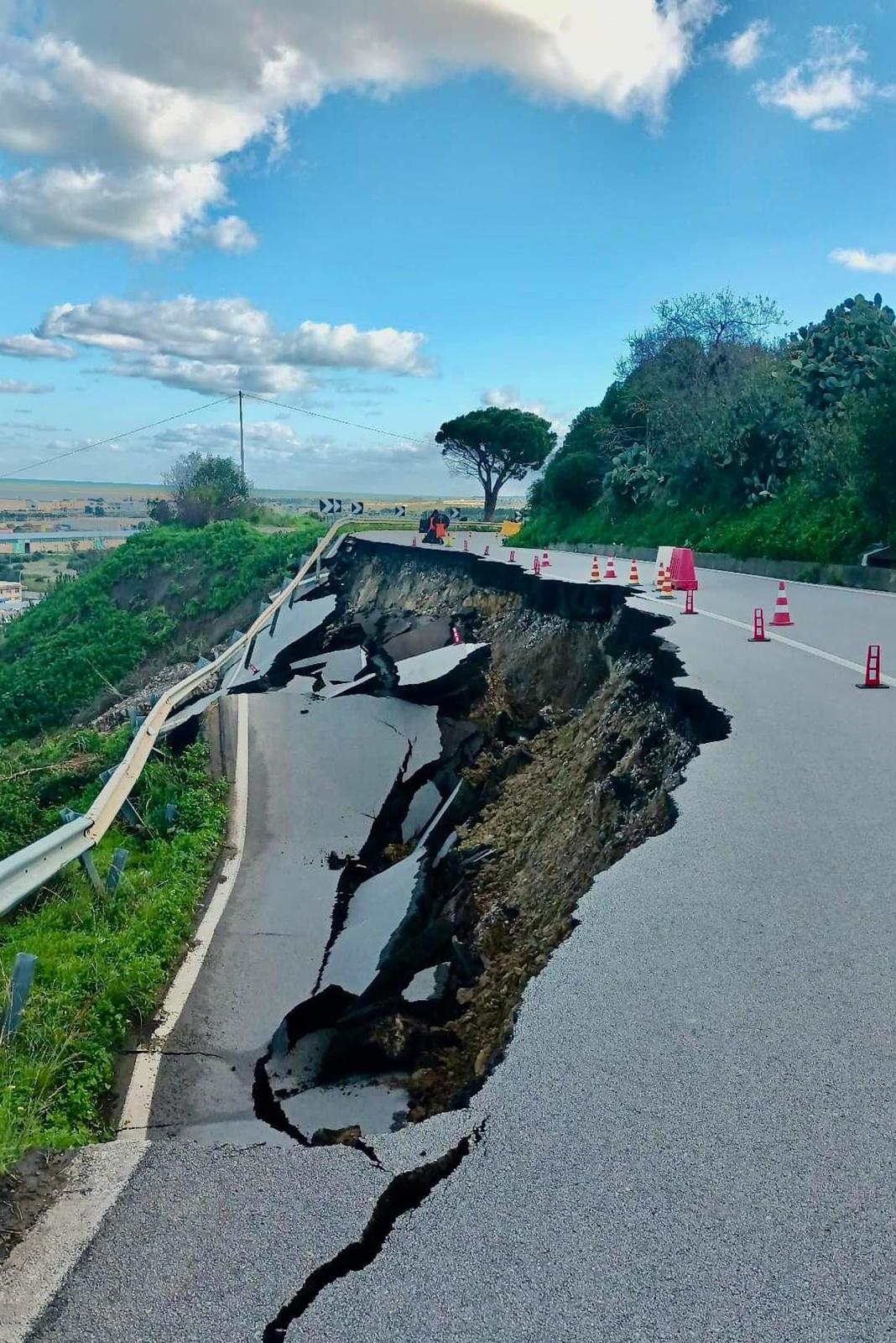 Crolla la Statale 113 all’altezza di Termini Imerese, danni e disagi