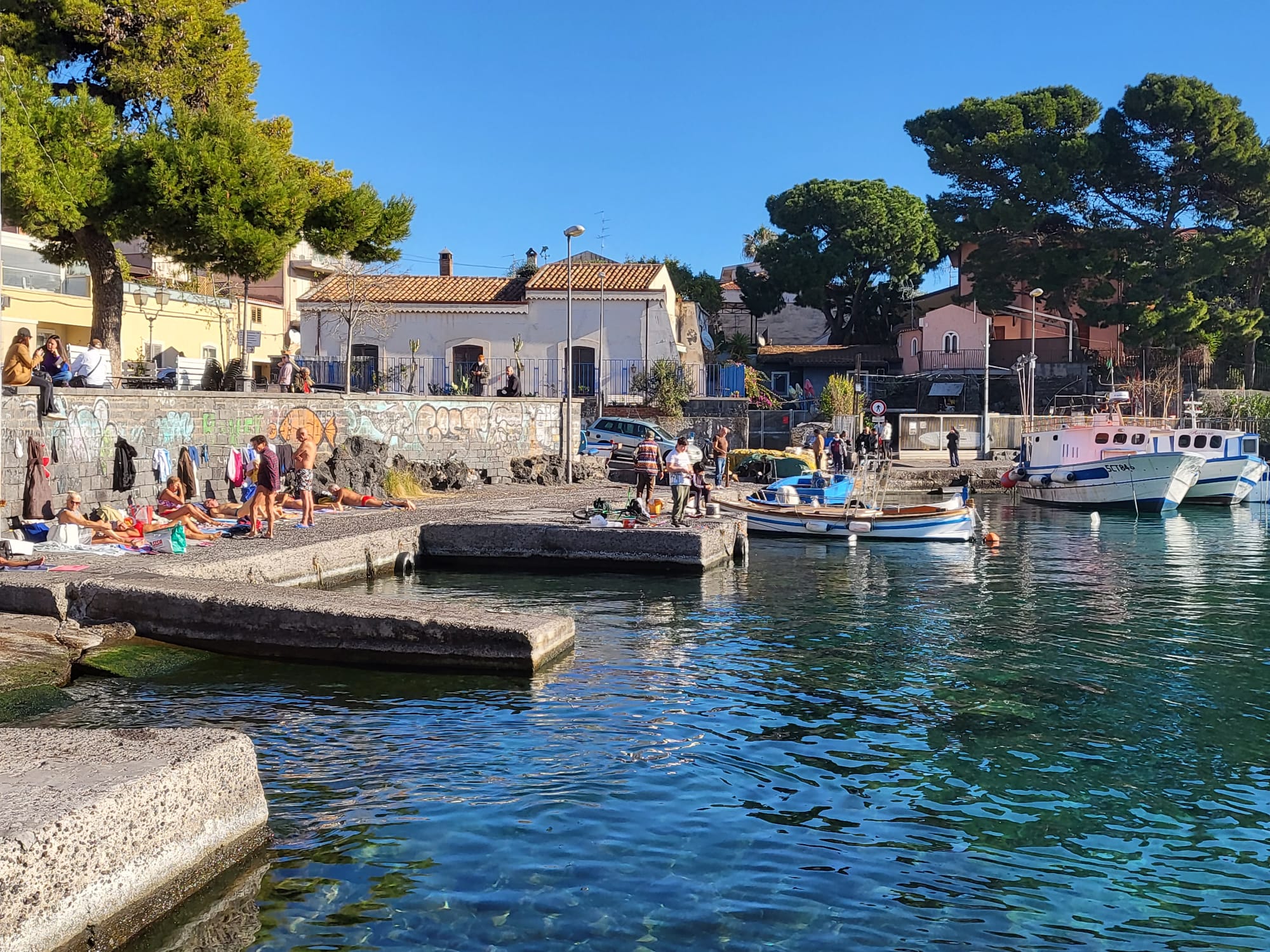 Catania, sole, mare e tuffi a San Giovanni Li Cuti – VIDEO