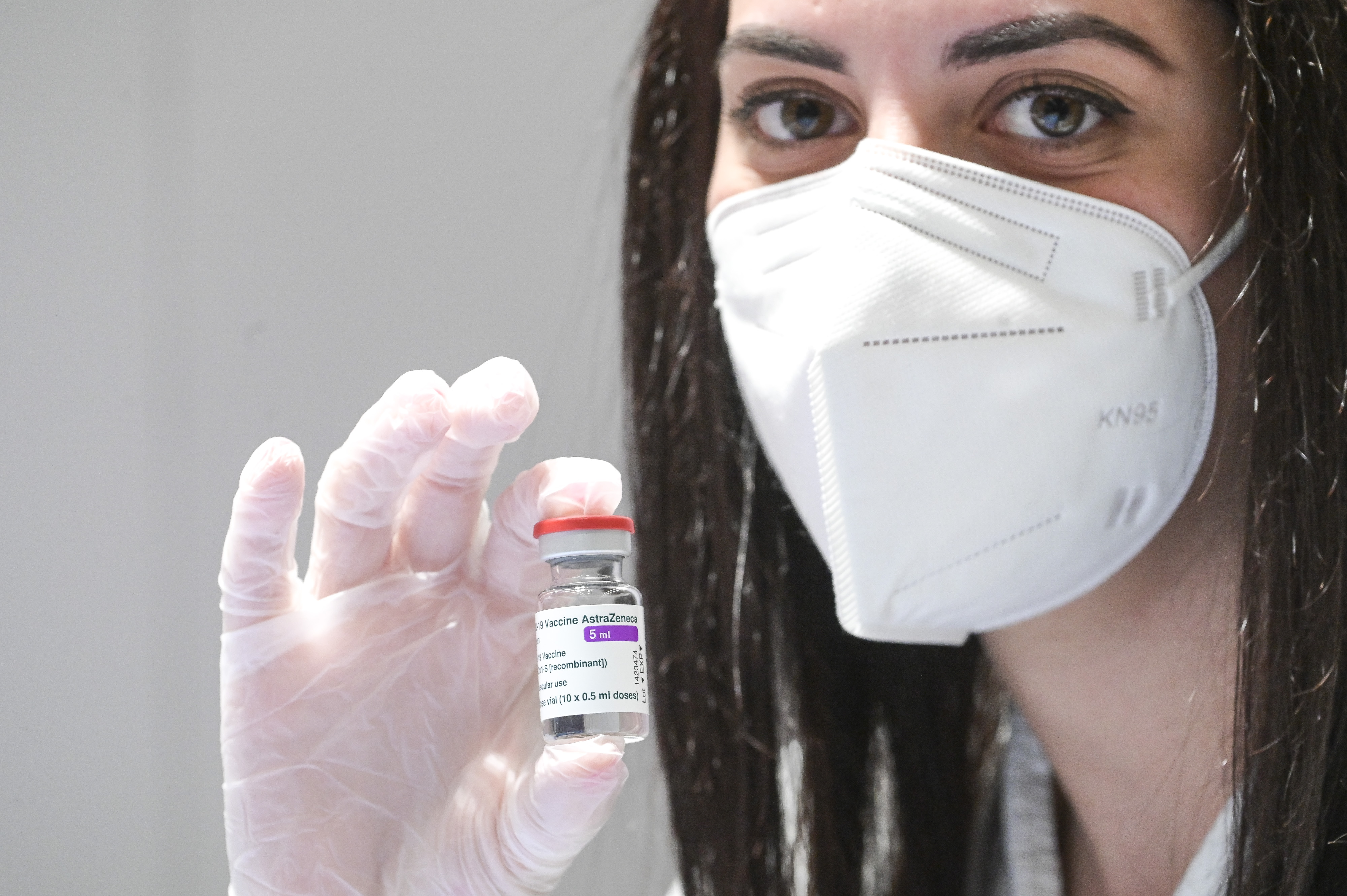 Covid, AstraZeneca prepara nuovo vaccino contro variante Omicron