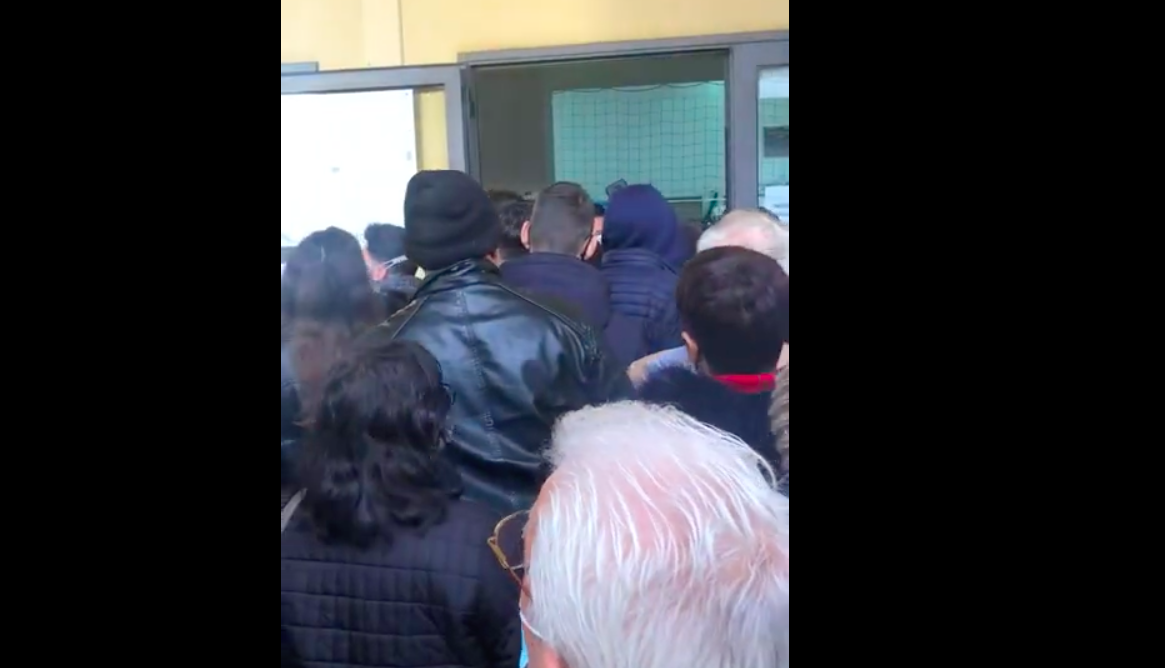 Caos vaccini a Bagheria, prenotazioni saltate e assembramenti