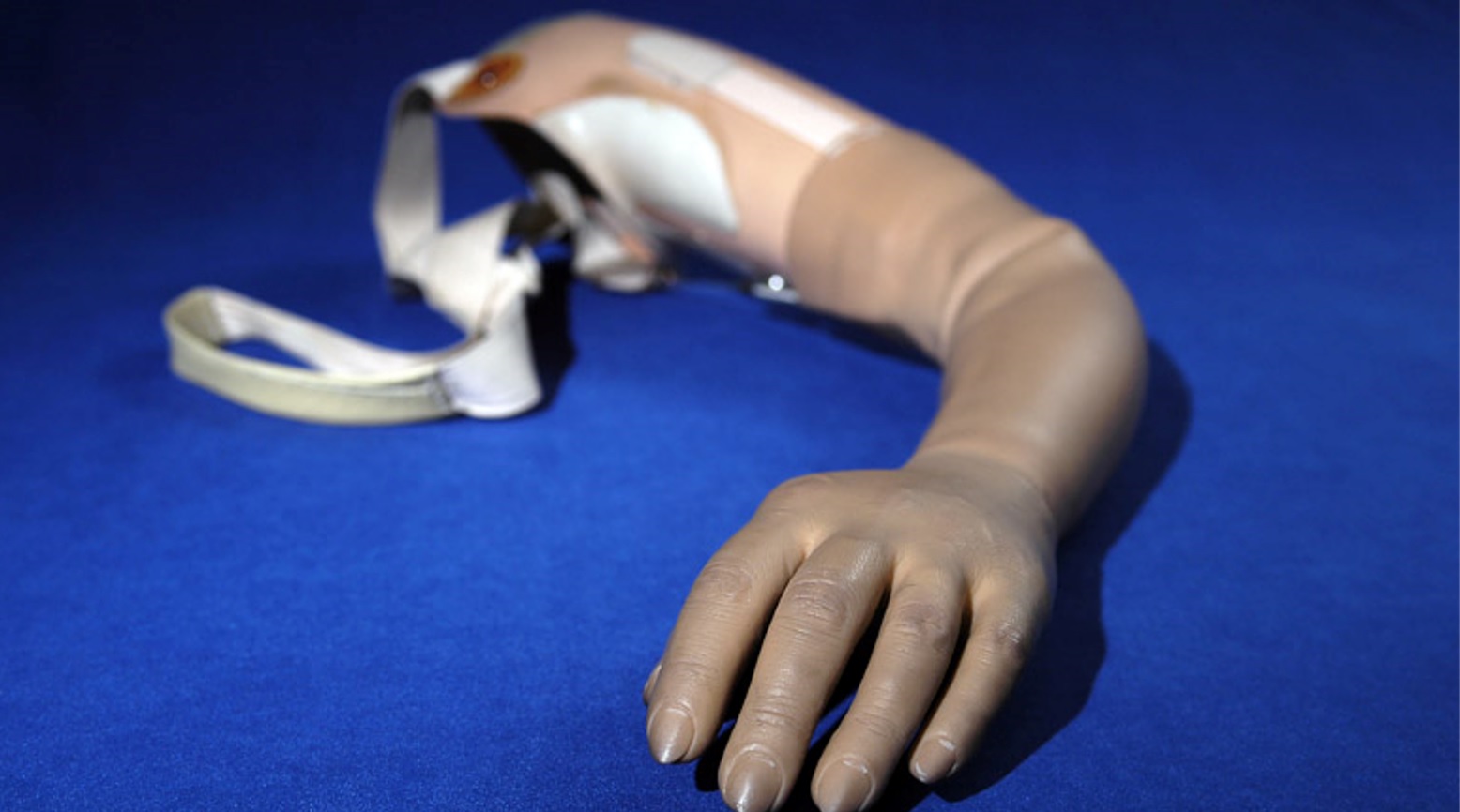 Chi è l’uomo col braccio di silicone per evitare il vaccino Chi è l’uomo col braccio di silicone per evitare il vaccino