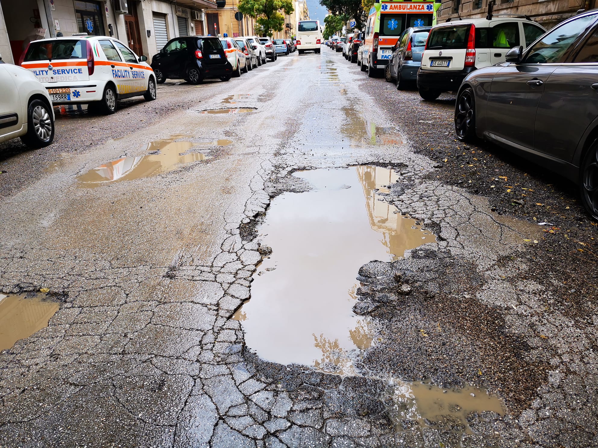 Le strade di Palermo una groviera di buche, scoppia la polemica