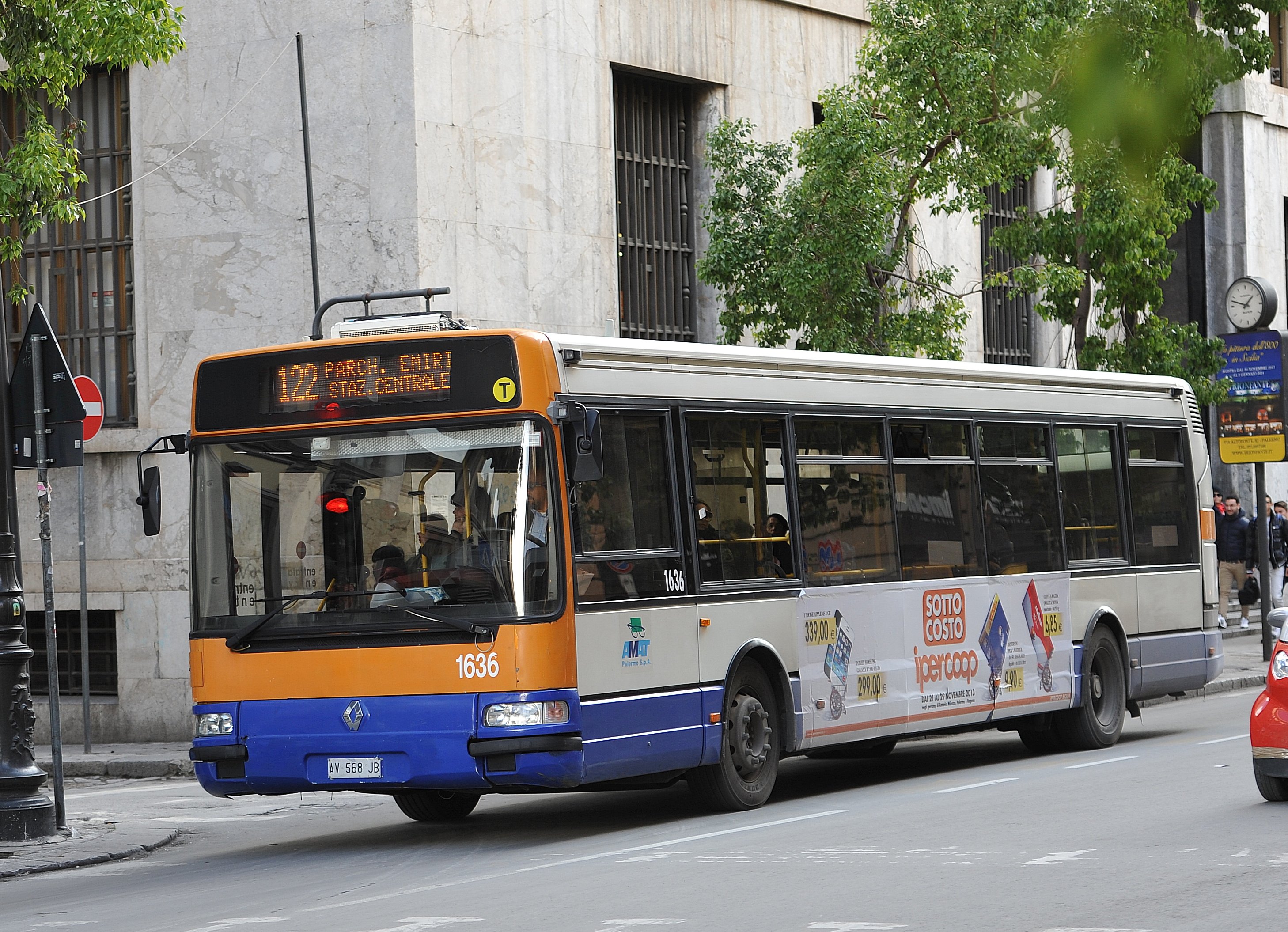 Palermo, vuole salire sul tram senza mascherina e picchia vigilante