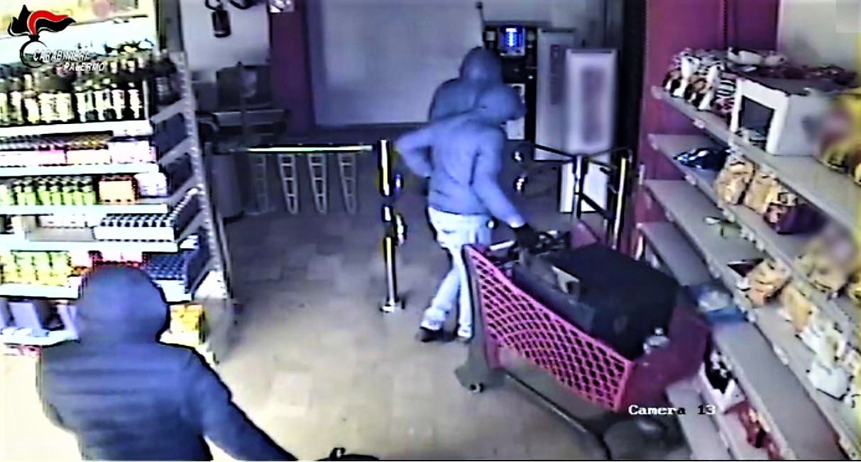 Palermo, droga e assalti a negozi e distributori, otto arresti