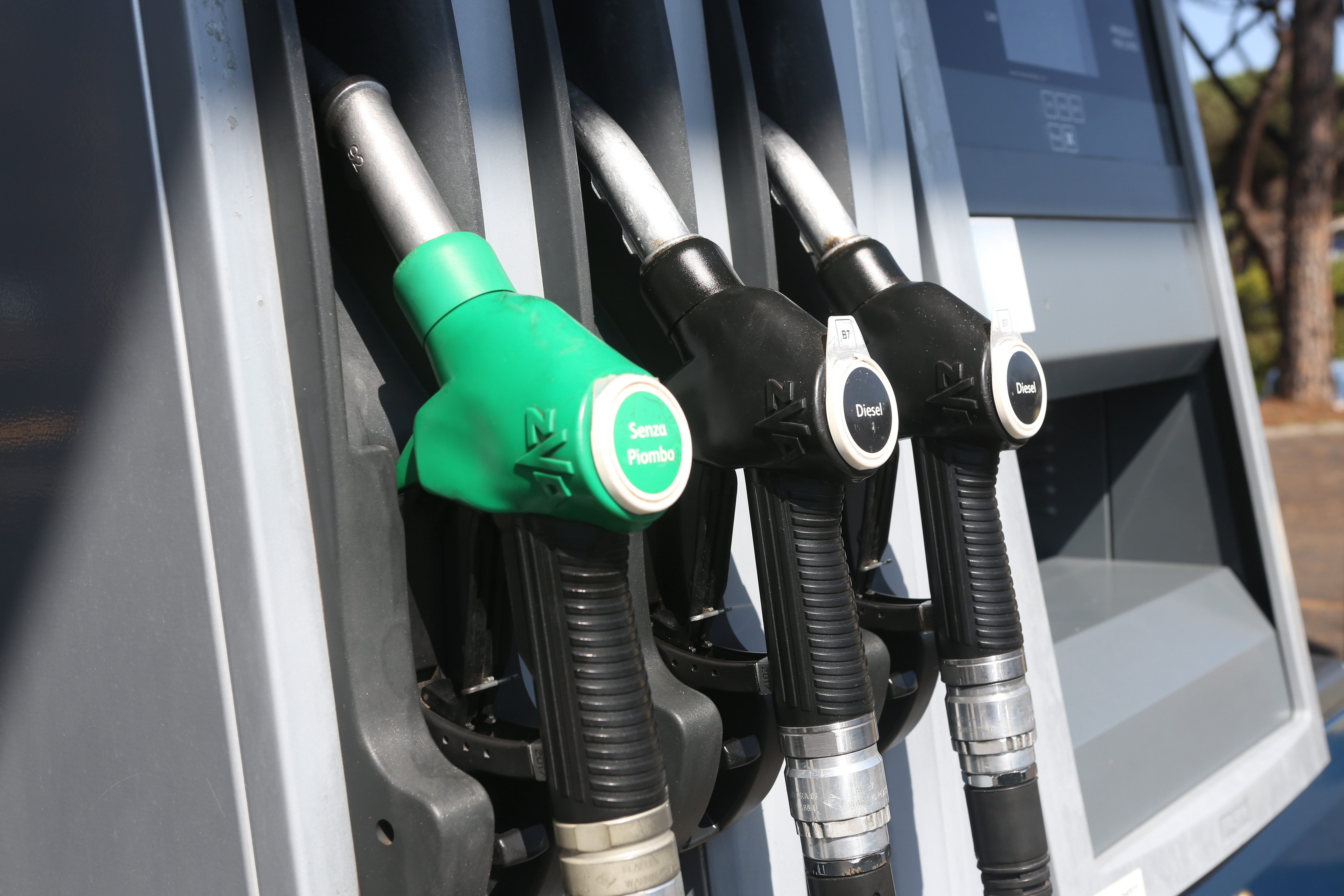Caro carburanti, record per la benzina: prezzo medio a 1,986 euro/litro, gasolio a 2,074 euro/l