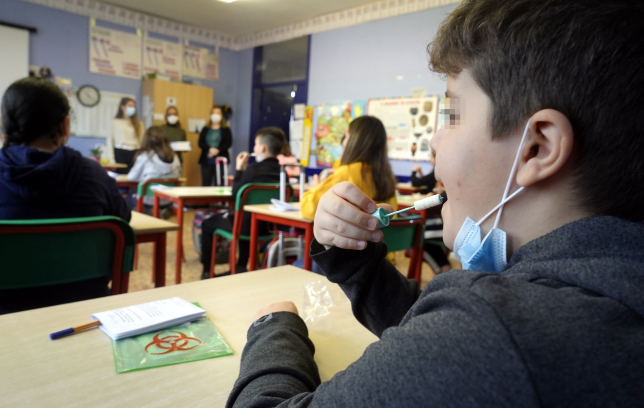 Covid, ipotesi scuole aperte e screening straordinario per rientro