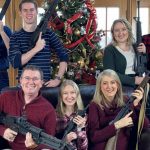 Usa, foto di famiglia con le armi per Natale, è polemica