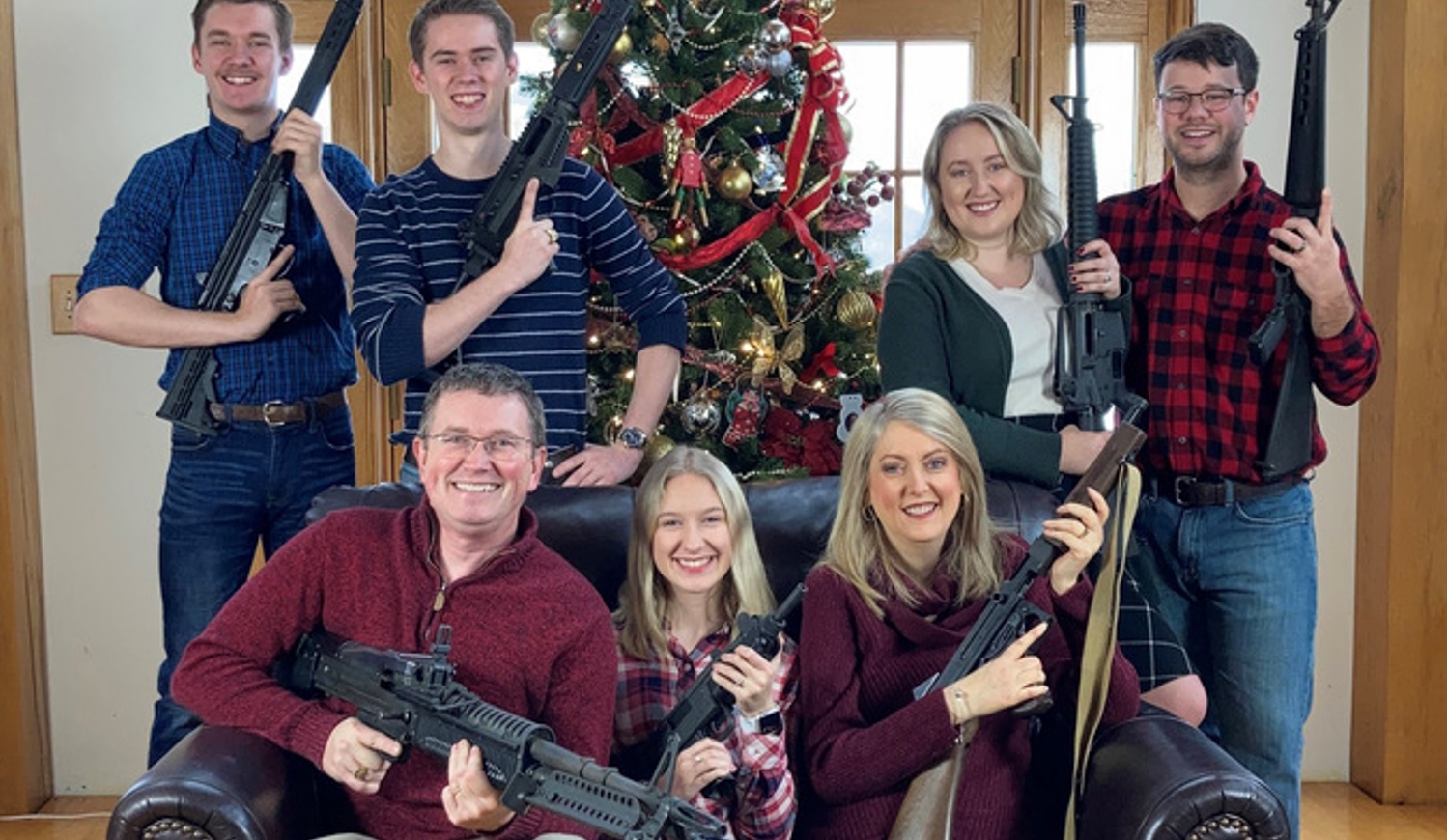 Usa, foto di famiglia con le armi per Natale, è polemica