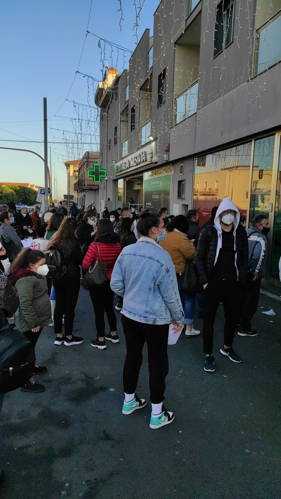 Caos tamponi a Catania, lunghe file e farmacie prese d’assalto