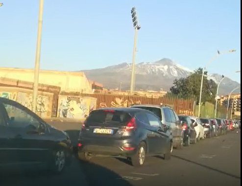 Caos tamponi, incredibile fila chilometrica all’hub di Acireale – VIDEO