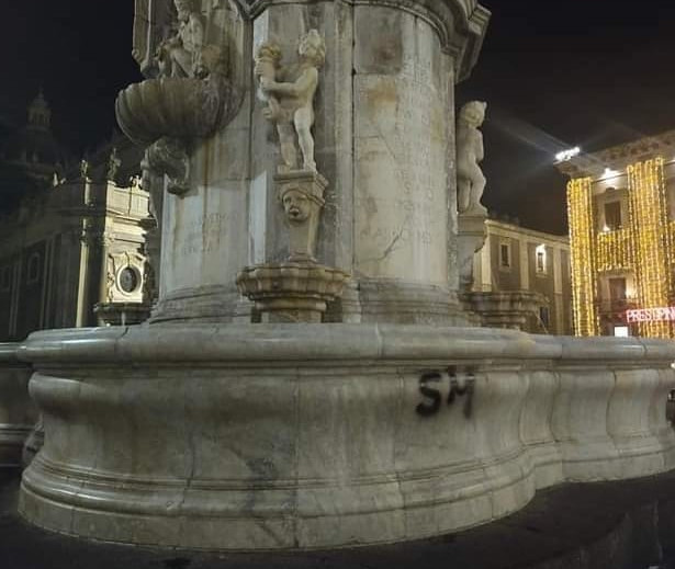 Oltraggio a Catania, vandalizzata la fontana dell’elefante