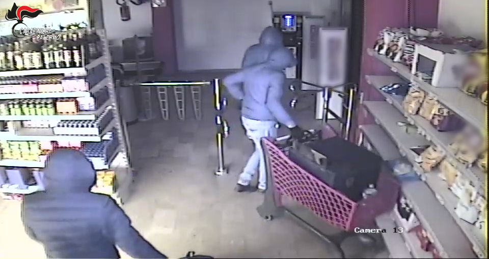 Spaccio e furti, sgominata banda a Palermo, scattano 11 arresti